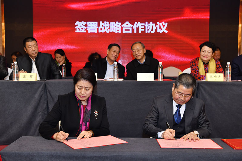 与上海文汇签署战略合作